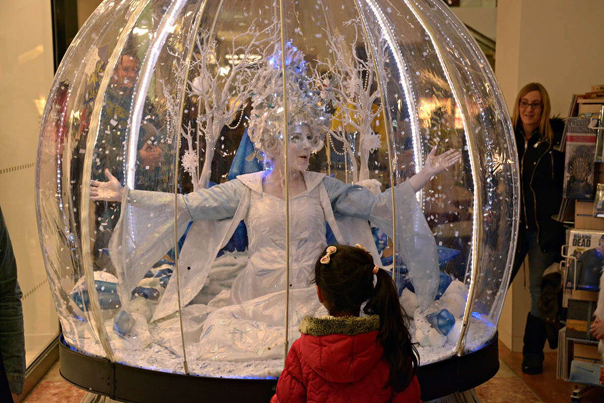 Living Snow Globe act as shopping centre entertainment