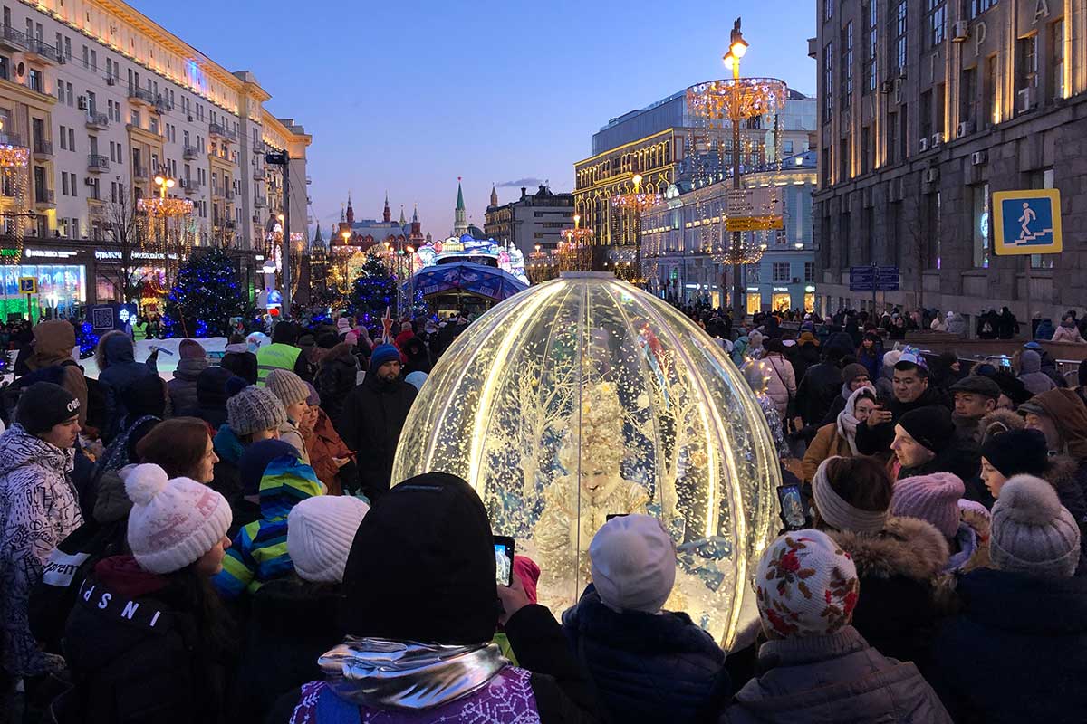 Living Snow Globe act performing for the crowds in Moscow