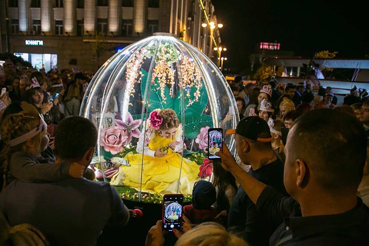 Enchanted Flower Globe performing in Moscow in 2019